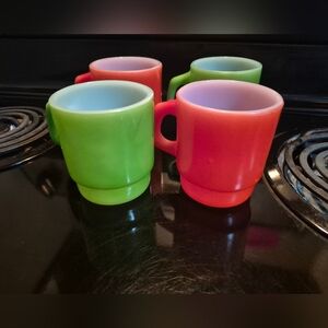Anchor Hocking Oven Proof Vintage Mugs Red And Green